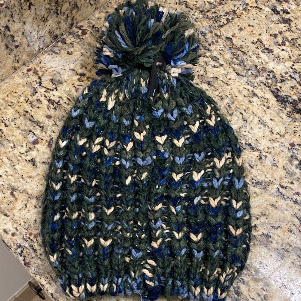 Chunky Knit Pom Pom Beanie NWT